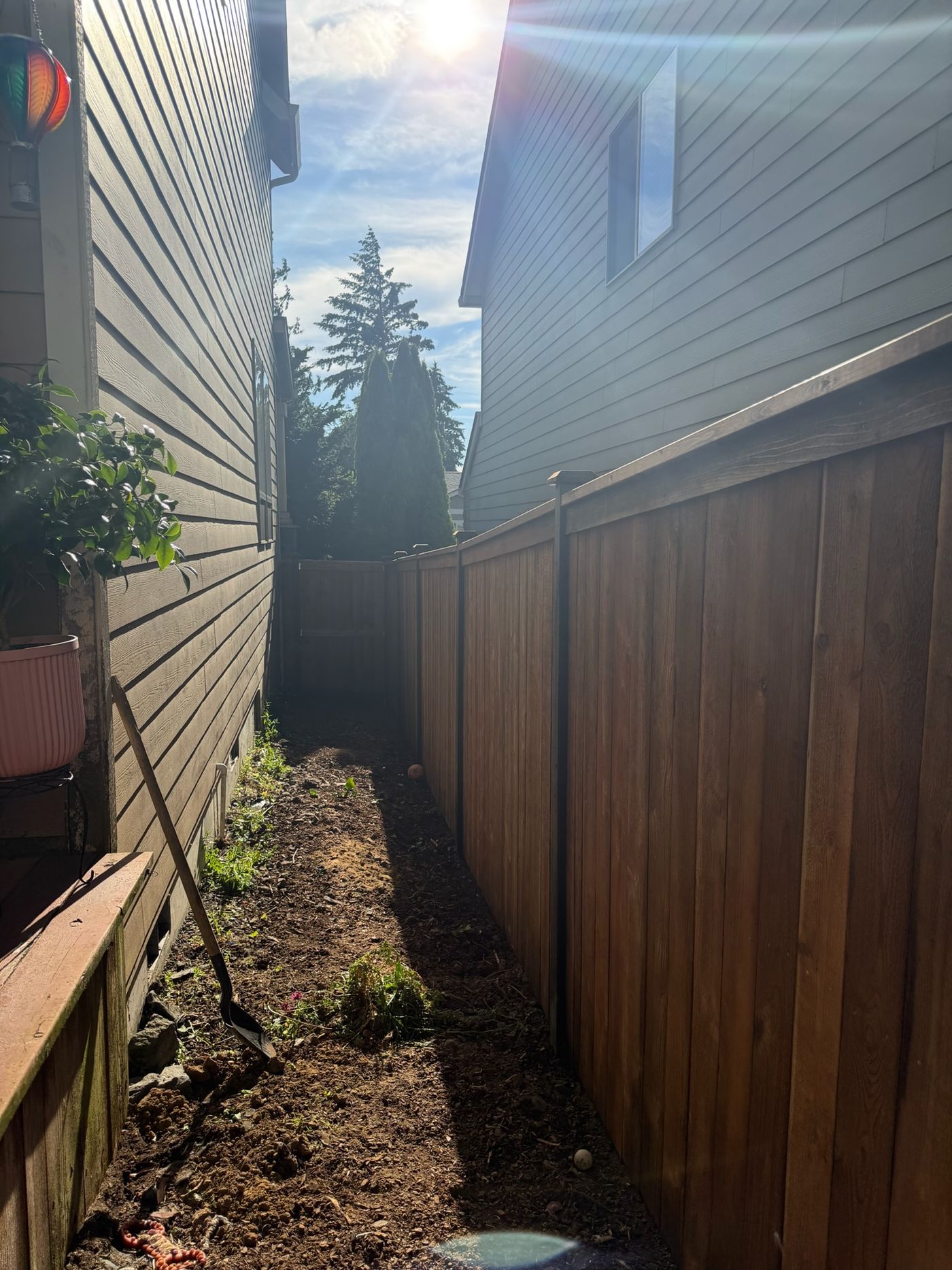 Cedar fence on steel posts running along a Portland, OR side yard